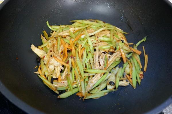 风味腐竹烩芹菜的做法图解9