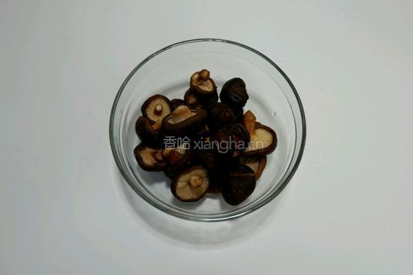 珍珠菇烧五花肉的做法图解1