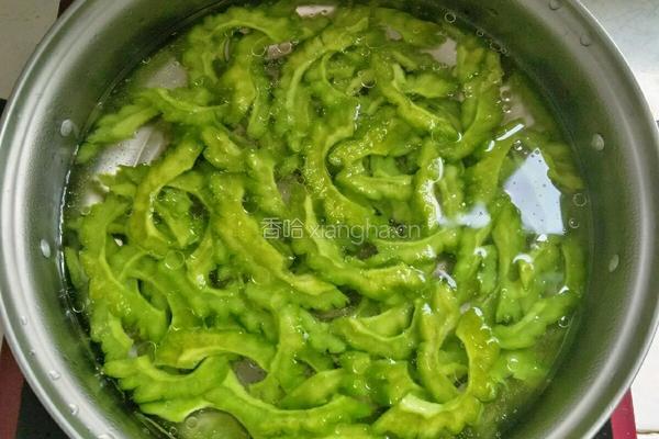 苦瓜炒鸡蛋的做法图解2