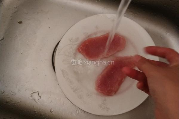海鲜菇炒肉的做法图解1