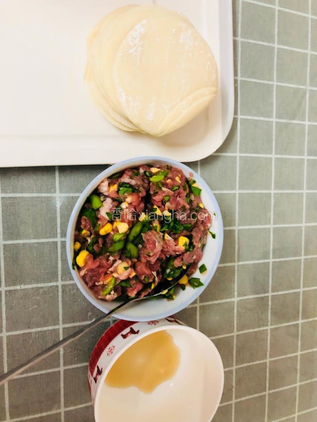 准备好食材，依个人喜好购买食材，玉米粒，菠菜，瘦肉，加了点胡椒粉，食盐调味