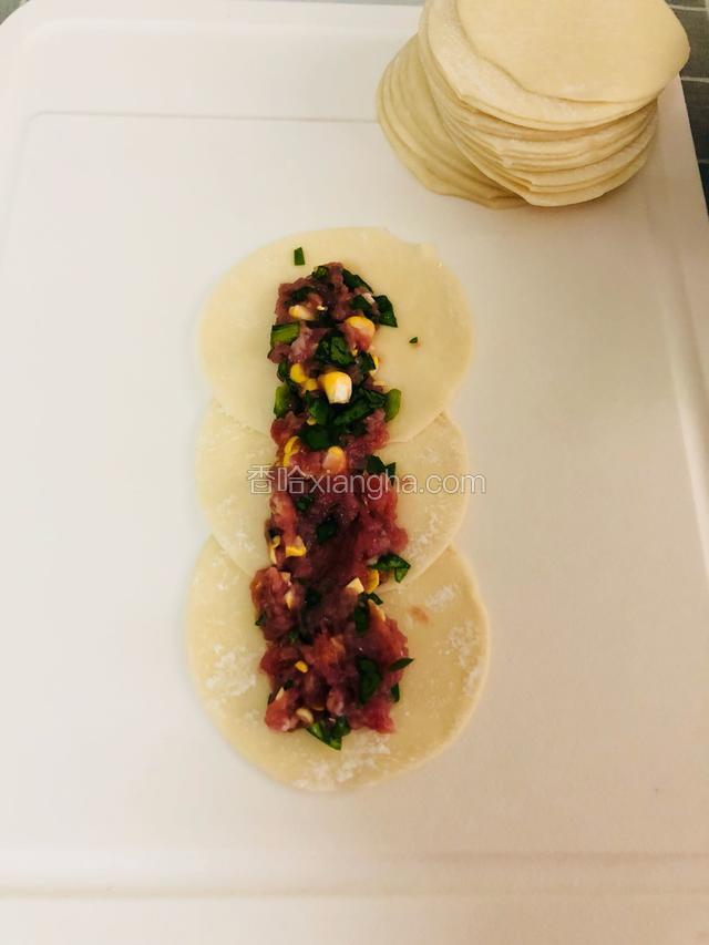 拿3片饺子皮铺一起放上馅料，对半折，然后从头卷到尾（忘拍了）