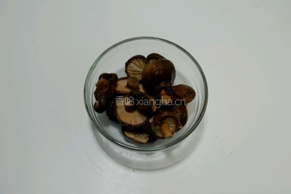 珍珠菇烩芹菜腐竹的做法图解1
