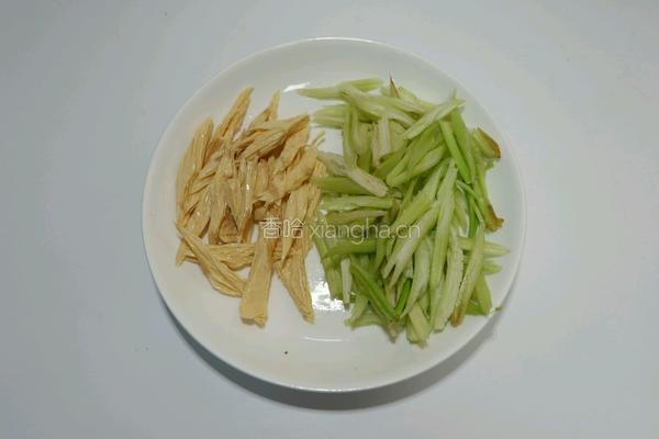 珍珠菇烩芹菜腐竹的做法图解2
