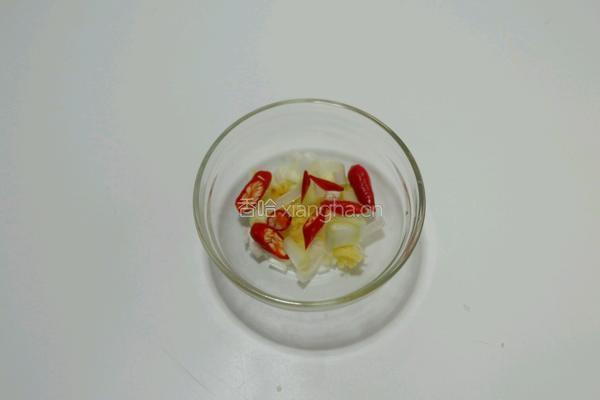 珍珠菇烩芹菜腐竹的做法图解3