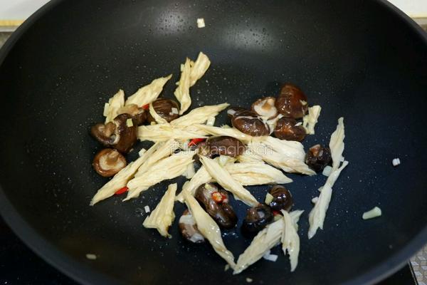 珍珠菇烩芹菜腐竹的做法图解6