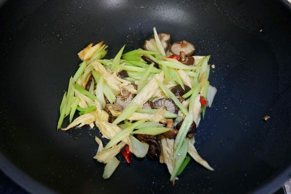 珍珠菇烩芹菜腐竹的做法图解8