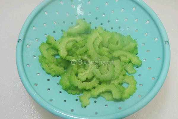 清拌苦瓜的做法图解3