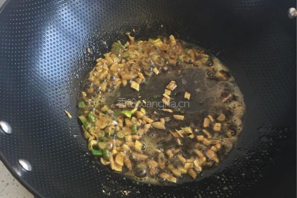 尖椒炒豆腐皮的做法图解2