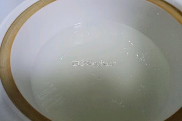 皮蛋瘦肉粥的做法图解1