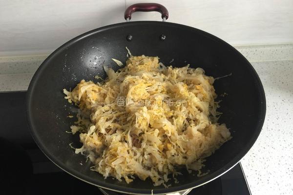 脊骨炖酸菜的做法图解6