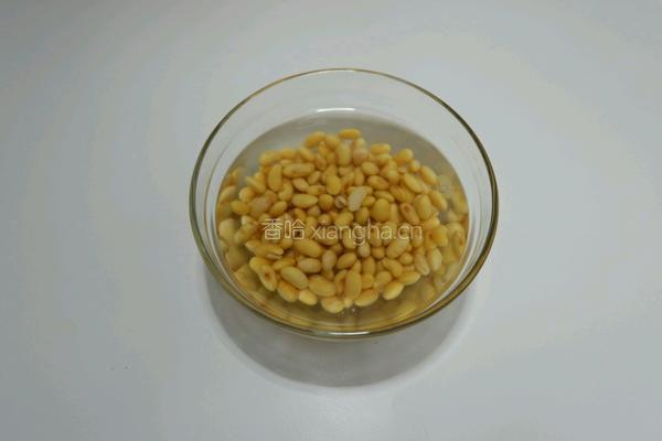黄豆焖鸡锤的做法图解1