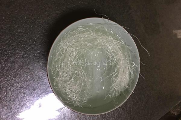 酸菜粉丝汤的做法图解1
