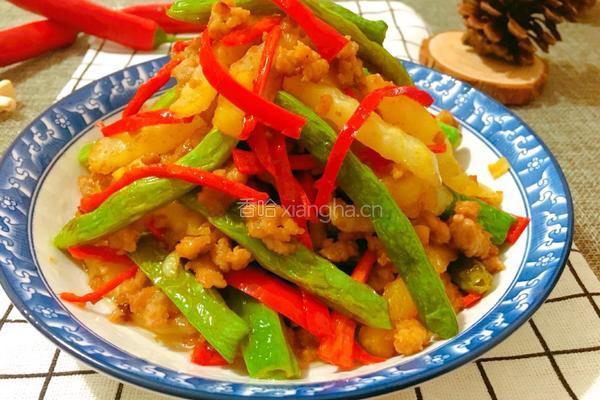 肉末土豆炒豆角的做法图解1