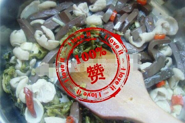 酸菜肥肠鸭血煲的做法图解2