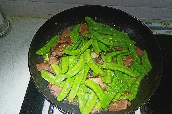 扁豆炒腊肉的做法图解7