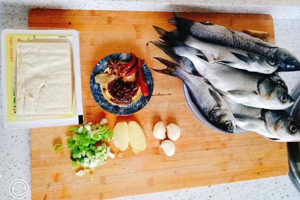 鲢鱼炖豆腐的做法图解1