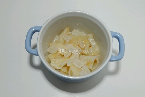 玫瑰牛奶炖花胶的做法图解4