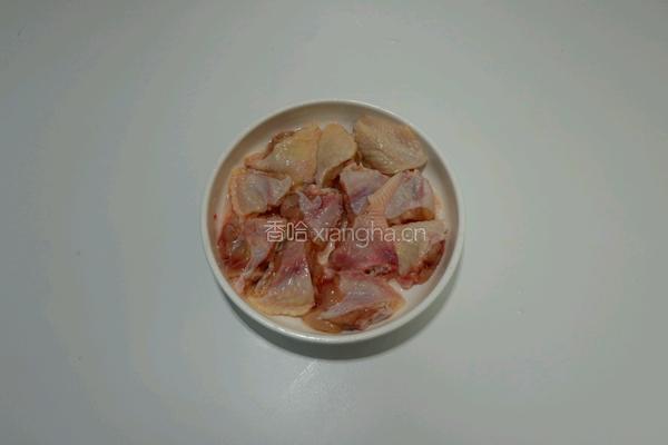 酸汤藕带焖鸡翅的做法图解1