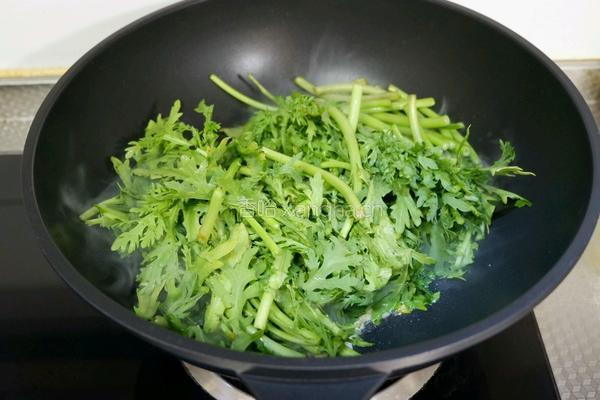 红极参炒茼蒿的做法图解5