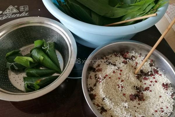 腊肉红豆粽子的做法图解3