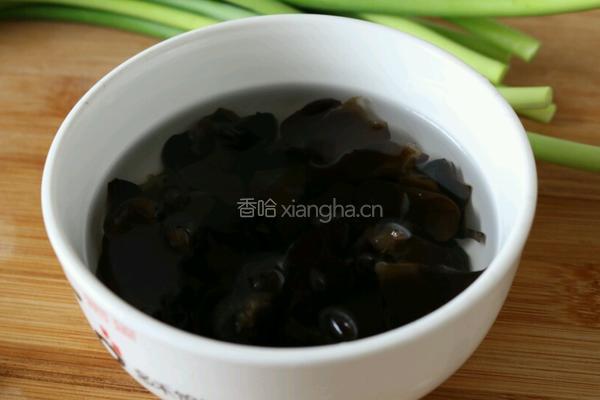 鸡蛋木耳炒蒜薹的做法图解2