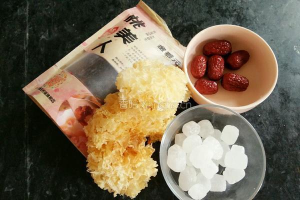 桃胶炖银耳的做法图解1
