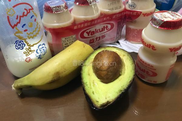 香蕉牛油果奶昔的做法图解1