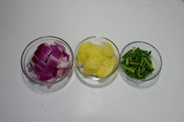 五花蒜苔土豆片的做法图解3