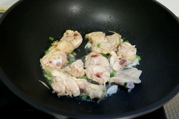 榛蘑炖鸡腿的做法图解6