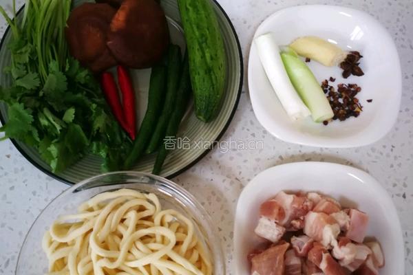 (香菇肉卤)炸酱面 的做法图解1