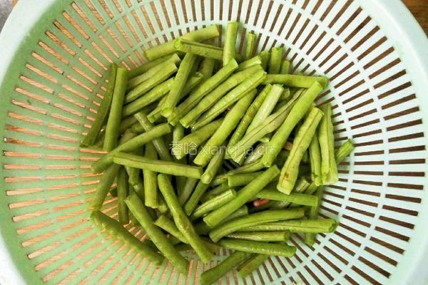 腊肉干煸豆角的做法图解4