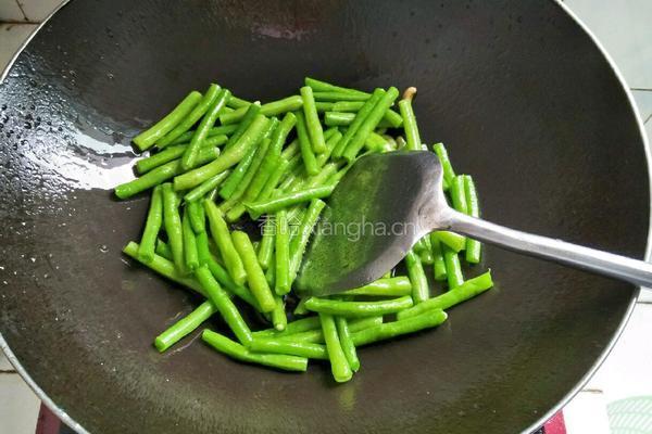 腊肉干煸豆角的做法图解8