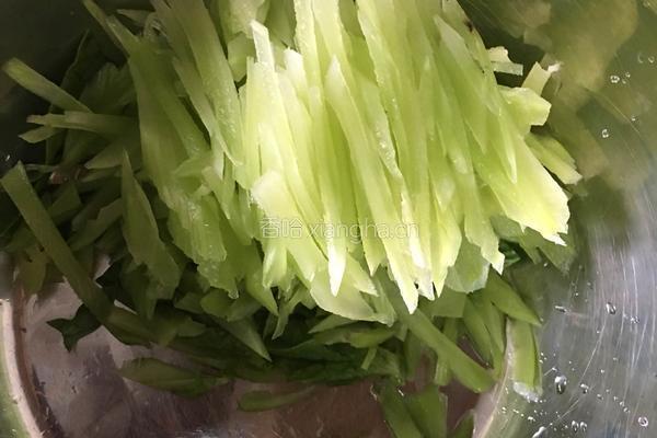 木耳莴苣凉拌菜的做法图解2