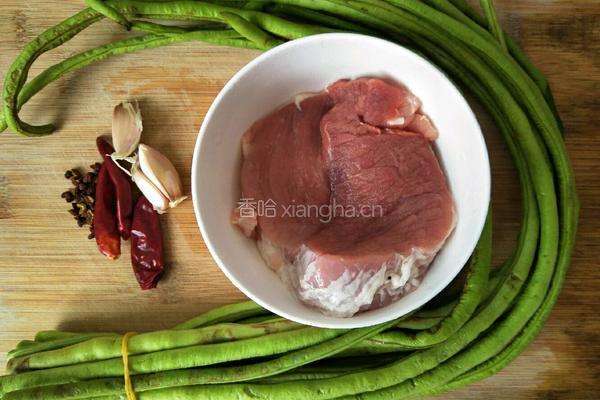 肉末炒长豆角的做法图解1