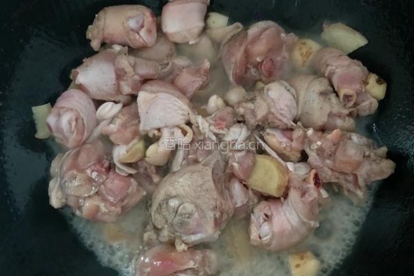 土豆炖鸡腿的做法图解1