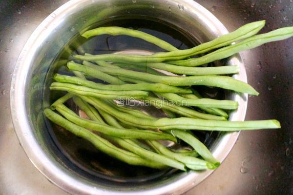 四季豆炒肉丝的做法图解1