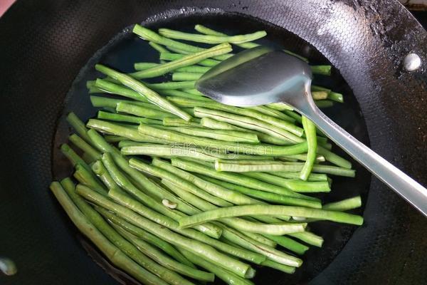 豆角猪肉馅饺子的做法图解2