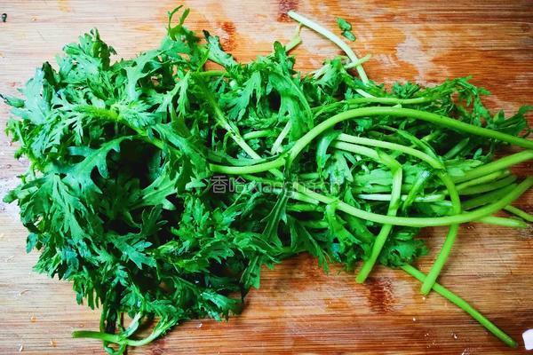 清香茼蒿豆腐的做法图解1