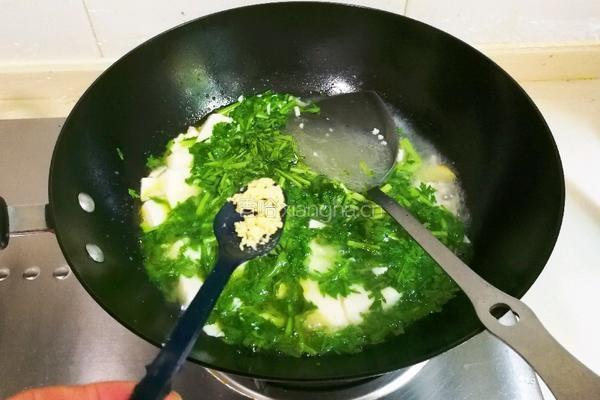清香茼蒿豆腐的做法图解13