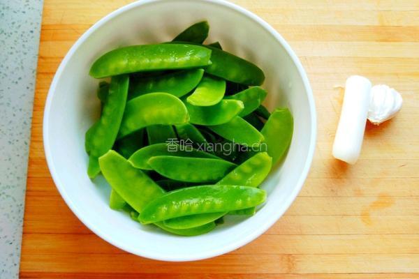 清炒荷兰豆的做法图解1