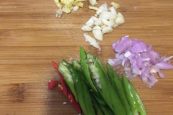 牛肉炒胡萝卜（芹菜、洋葱）的做法图解3