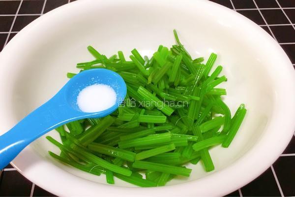 芹菜炝花生米的做法图解12