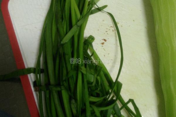 莴笋韭菜的做法图解2