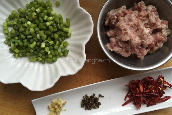 蒜苔炒肉末，饼夹标配的做法图解1