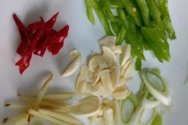 干香菇炒五花肉的做法图解1