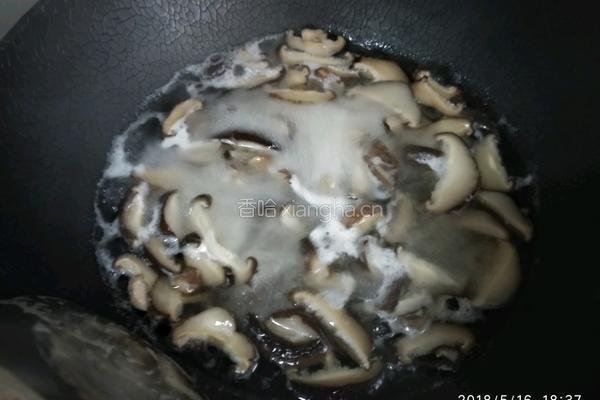 干香菇炒五花肉的做法图解3