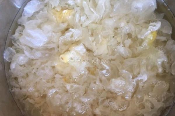 银耳雪梨羹的做法图解2