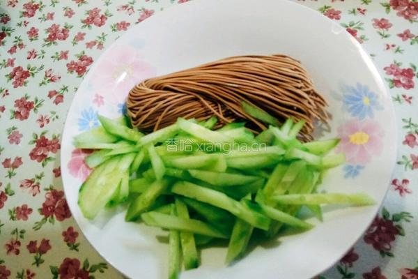 凉拌荞麦面的做法图解1
