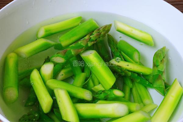 清炒芦笋虾仁的做法图解3